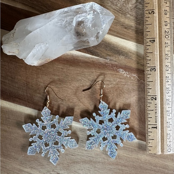 Acrylic Snowflake โ๏ธ dangling holographic earrings ๐ - Picture 5 of 7